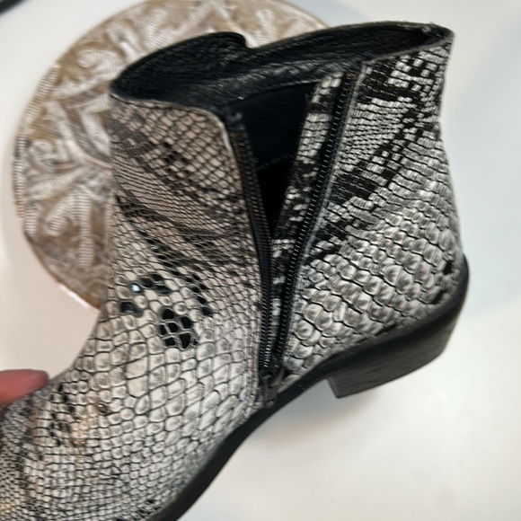 SHAYANNE WHITE LEATHER, FAUX SNAKESKIN DESIGN, WESTERN COWBOY BOOTIES SIZE 7.5 - Picture 8 of 10